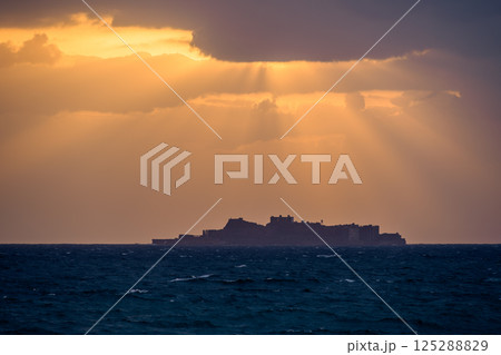 軍艦島の夕景 軍艦島の夕景 125288829