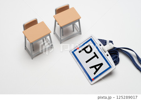 PTAの名札と机のミニチュア 125289017