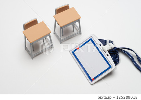 学校の机と名札のイメージ 学校の机と名札のイメージ 125289018