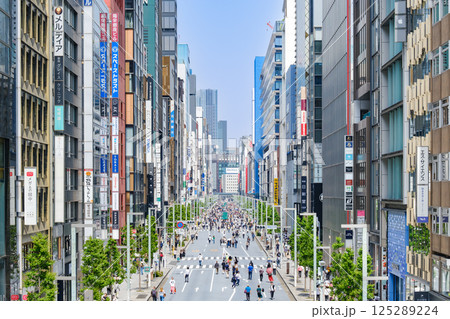 東京_銀座中央通りの風景 125289224