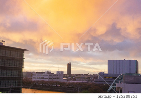 都内の自宅マンションから　夕景 125289253