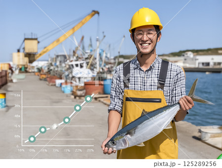 海産物売り上げチャートと魚を見せる漁師のイメージ素材 125289256