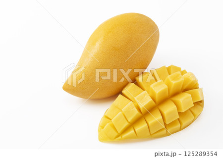 花咲きカットしたタイのマンゴー 125289354
