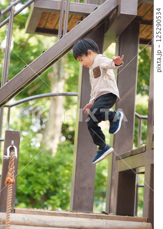 遊具からジャンプする5歳の男の子 遊具からジャンプする5歳の男の子 125290534