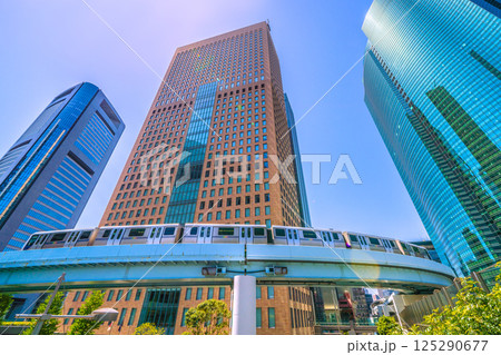 日本の東京都市景観 4月…新緑の季節、夏のような陽気…汐留のビジネス街などを望む 日本の東京都市景観 4月…新緑の季節、夏のような陽気…汐留のビジネス街などを望む 125290677