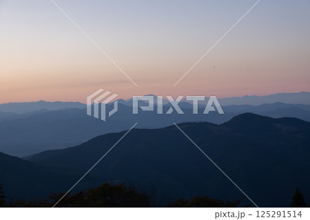 夕暮れの連なる山並み（横位置） - 埼玉県比企郡ときがわ町,日本 125291514