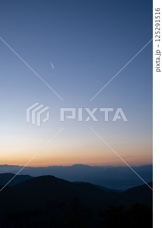 夕焼けと連なる山並み（縦位置） - 埼玉県比企郡ときがわ町,日本 125291516