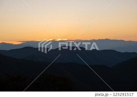 夕焼けと連なる山並み（横位置） - 埼玉県比企郡ときがわ町,日本 125291517