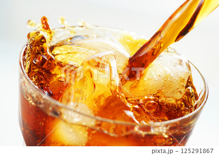 グラスに勢いよく注がれるアイスコーヒー グラスに勢いよく注がれるアイスコーヒー 125291867