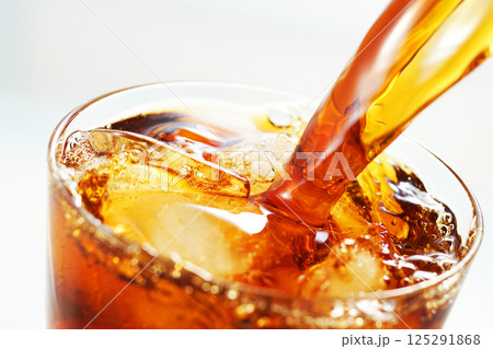 グラスに勢いよく注がれるアイスコーヒー 125291868
