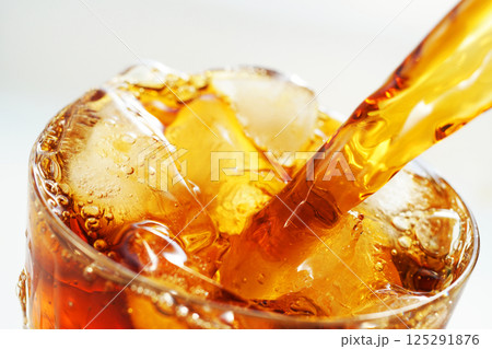 グラスに勢いよく注がれるアイスコーヒー 125291876