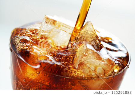 グラスに勢いよく注がれるアイスコーヒー グラスに勢いよく注がれるアイスコーヒー 125291888
