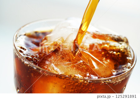 グラスに勢いよく注がれるアイスコーヒー 125291891