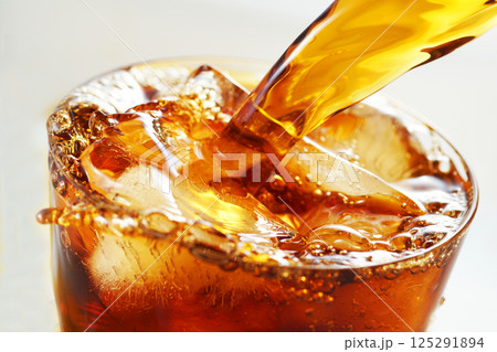 グラスに勢いよく注がれるアイスコーヒー 125291894