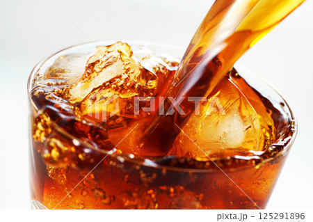 グラスに勢いよく注がれるアイスコーヒー 125291896