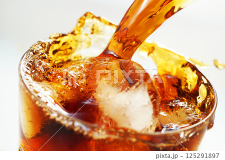 グラスに勢いよく注がれるアイスコーヒー 125291897