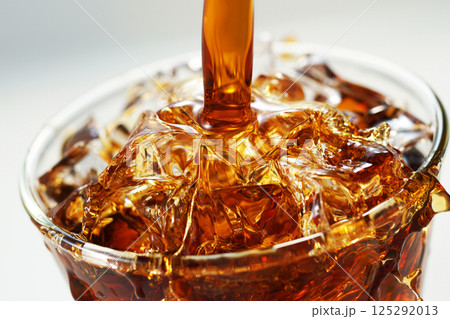 グラスに勢いよく注がれるアイスコーヒー 125292013