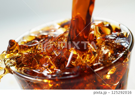 グラスに勢いよく注がれるアイスコーヒー 125292016