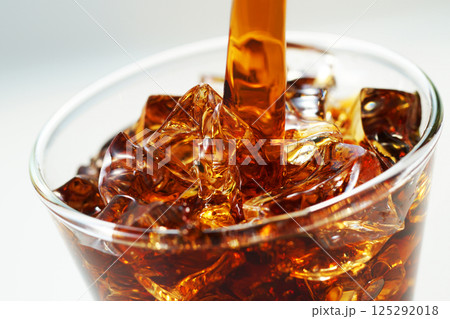 グラスに勢いよく注がれるアイスコーヒー グラスに勢いよく注がれるアイスコーヒー 125292018
