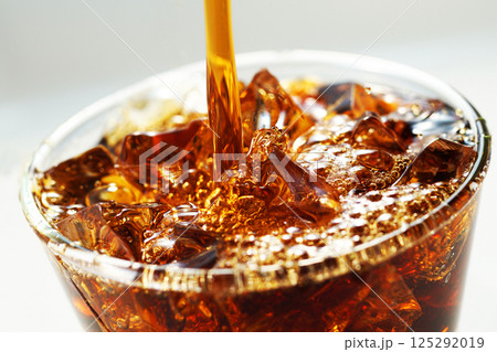 グラスに勢いよく注がれるアイスコーヒー 125292019