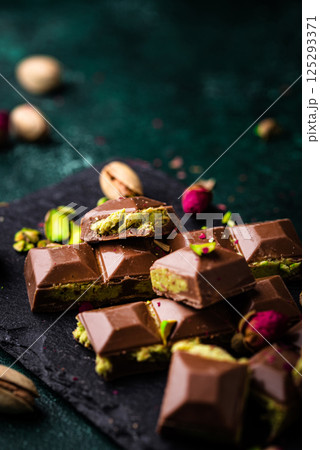 Dubai chocolate with kadayif pistachio filling 125293371