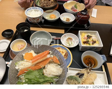 かに定食vsすき焼き定食 どっちが高い? かに定食vsすき焼き定食 どっちが高い? 125293546