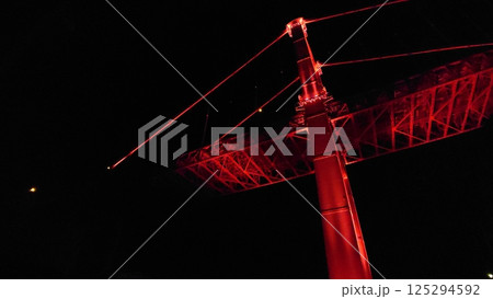 真暗な夜空に伸びる深紅の橋脚 125294592