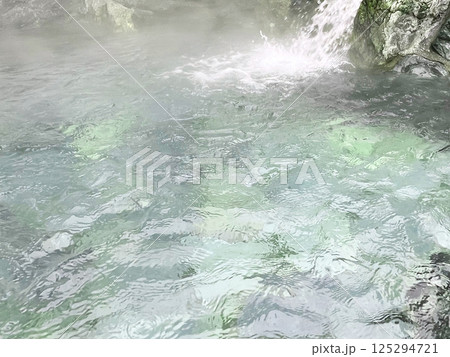 湧き出る露天風呂のお湯 125294721
