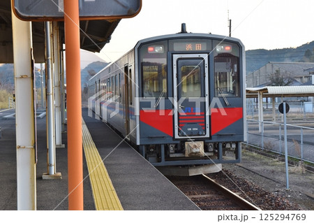 仁万駅の山陰線車両 島根 仁万駅の山陰線車両 島根 125294769