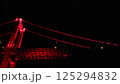 闇夜に消えていく深紅に照らされた橋 125294832