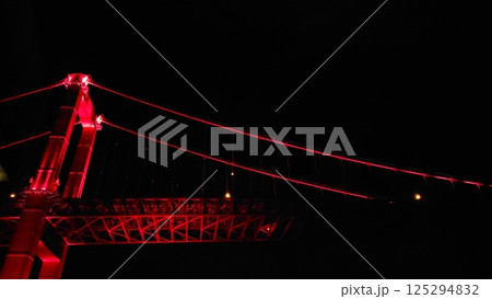 闇夜に消えていく深紅に照らされた橋 125294832