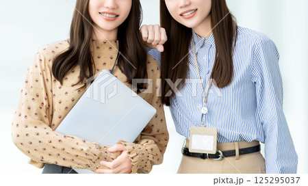 仲のいい2人の女性・ビジネスウーマン 仲のいい2人の女性・ビジネスウーマン 125295037