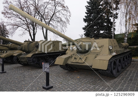 Kiev, Ukraine December 10, 2020: Self-propelled gun mount SU-100 caliber 100-mm in the Museum of military equipment for all to see Kiev, Ukraine December 10, 2020: Self-propelled gun mount SU-100 caliber 100-mm in the Museum of military equipment for all to see 125296909