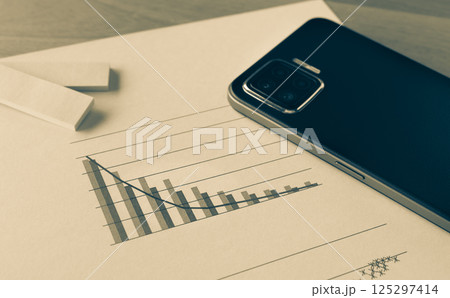 スマホとグラフ　下降トレンド　人口減少　分析 125297414