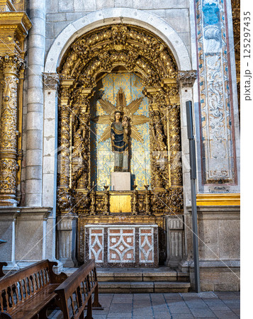 Interior view of Porto Cathedral 125297435