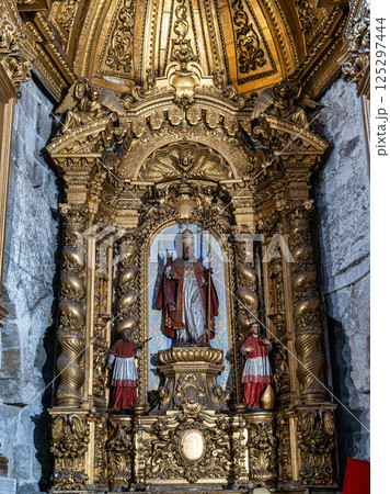 Interior view of Porto Cathedral 125297444