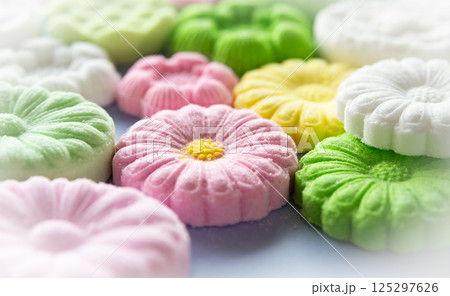 盆菓子たくさん　和菓子　らくがん　お盆　蓮や菊のお供菓子　お供菓子 125297626