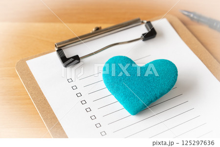 チェックシートとハート　医療　アンケート　心　いじめ 125297636