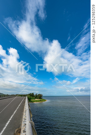 石垣島の名蔵大橋から望む絶景の青い海と空 石垣島の名蔵大橋から望む絶景の青い海と空 125298359