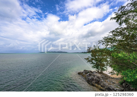 石垣島の透明な海と青空が広がる絶景スポット 125298360