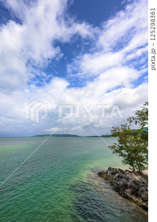青く澄んだ海と緑豊かな自然が広がる石垣島の海岸線 青く澄んだ海と緑豊かな自然が広がる石垣島の海岸線 125298361