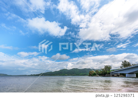 名蔵大橋を望む石垣島の穏やかな海岸風景 名蔵大橋を望む石垣島の穏やかな海岸風景 125298371