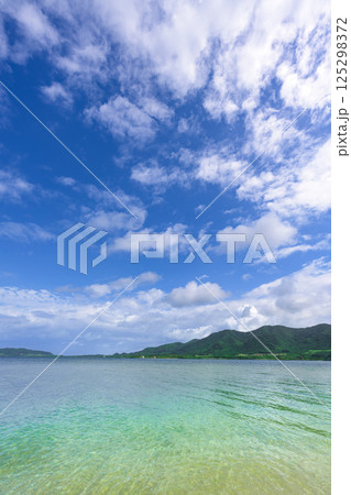 波打ち際に癒される石垣島のビーチリゾート風景 波打ち際に癒される石垣島のビーチリゾート風景 125298372