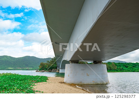石垣島の名蔵大橋を下から眺める爽快な風景 石垣島の名蔵大橋を下から眺める爽快な風景 125298377