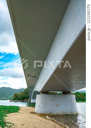 石垣島の名蔵大橋を下から眺める爽快な風景 石垣島の名蔵大橋を下から眺める爽快な風景 125298378