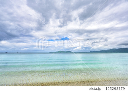 石垣島の名蔵湾に広がるエメラルドグリーンの静かな海 125298379