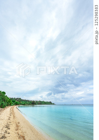 エメラルドグリーンに輝く石垣島の静かなビーチ風景 エメラルドグリーンに輝く石垣島の静かなビーチ風景 125298383