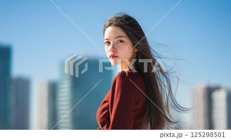 街の背景と美女のポートレート 125298501