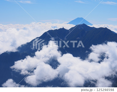南アルプス・甲斐駒ヶ岳から望む夏の鳳凰三山と富士 125298598