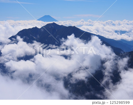 南アルプス・甲斐駒ヶ岳から望む夏の鳳凰三山と富士 南アルプス・甲斐駒ヶ岳から望む夏の鳳凰三山と富士 125298599